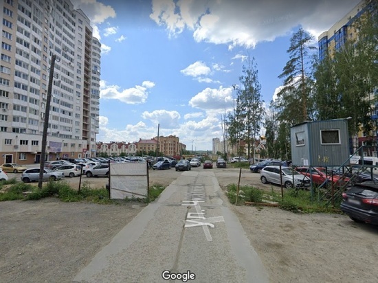 Дорожники заблокировали проезд на нелегальной парковке в Екатеринбурге