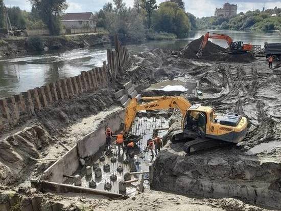 Строители Славянского моста в Брянске начали бетонировать русловые опоры