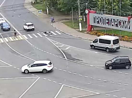 Появилось видео момента ДТП в Твери, где женщина на самокате попала под машину