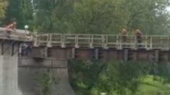 Строители Троицкого моста в Пскове кидают булыжниками в уток