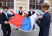 Погода портится, и российским школам будет все сложнее выполнять нововведение – торжественное поднятие флага