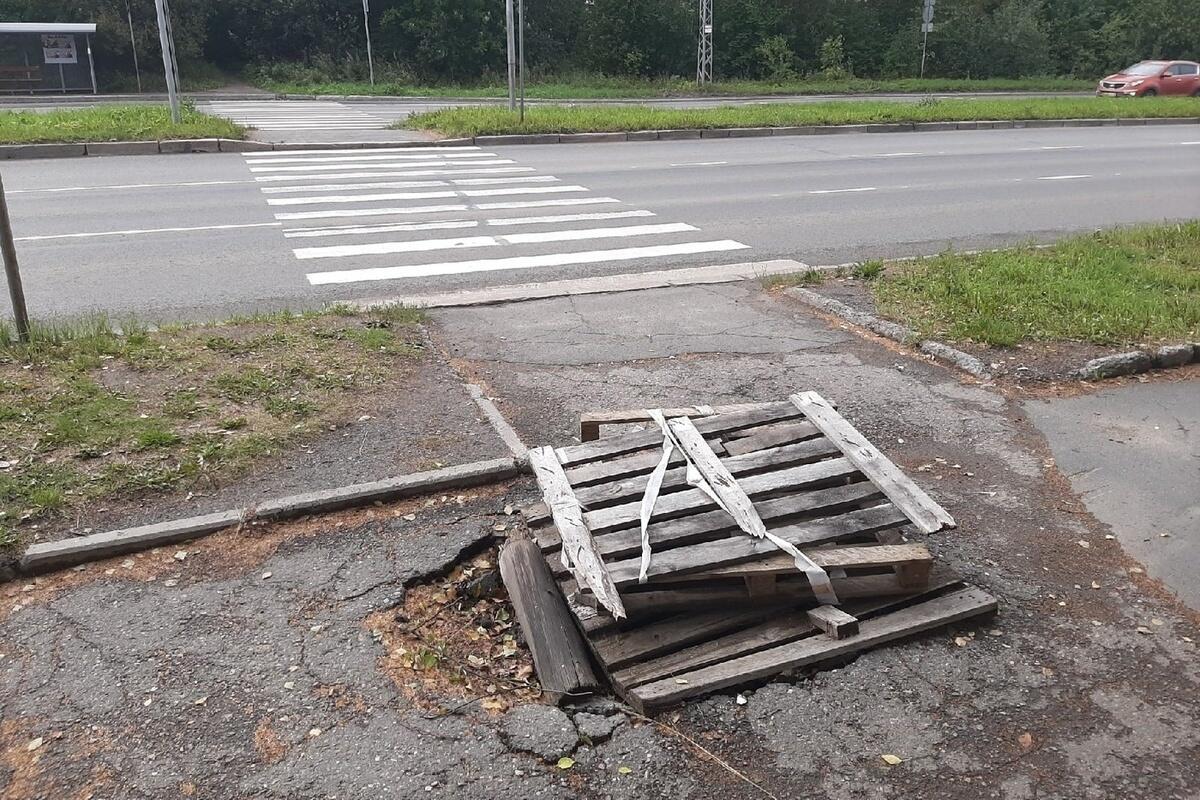 Большая яма уже несколько месяцев красуется на проспекте Петрозаводска - МК Каре