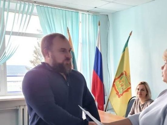 В Пензе Олегу Кочеткову вручили удостоверение депутата