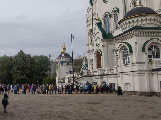 В Благовещенский собор Воронежа доставили мироточивую икону Божией Матери "Семистрелица"