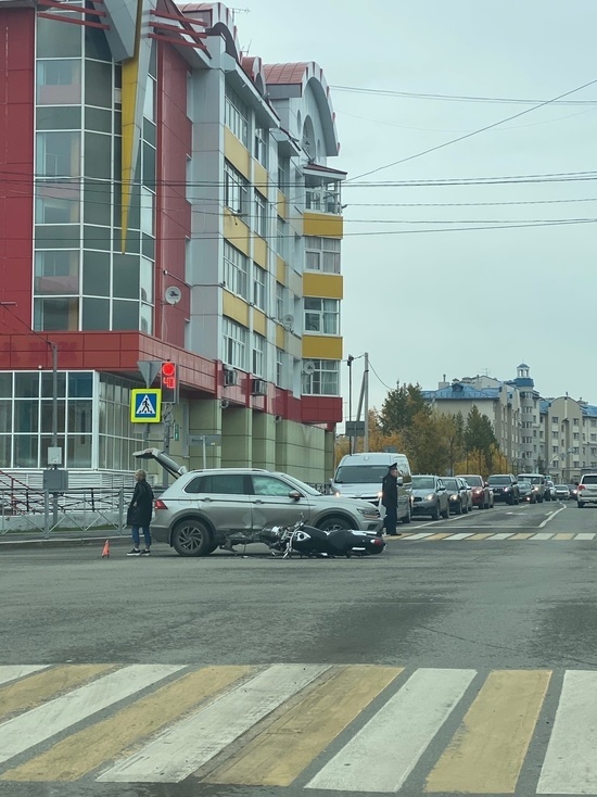 В Салехарде мотоциклист столкнулся с иномаркой