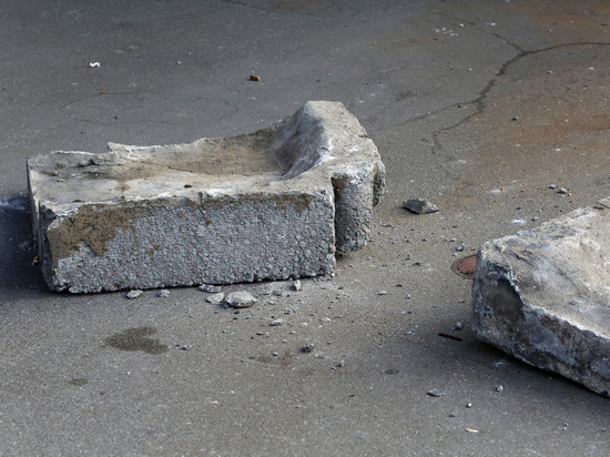 Петербуржцев напугала бетонная плита, рухнувшая с фасада дома на Бухарестской