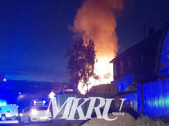 Частный дом загорелся на Александрово-Заводской в Чите