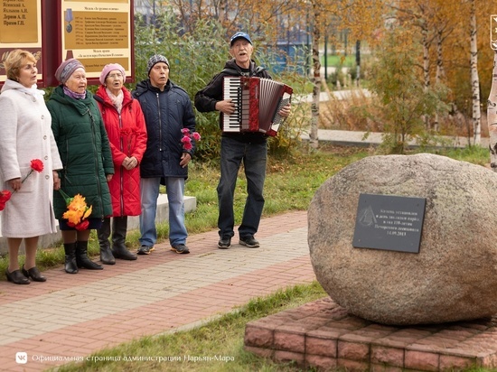 Ветераны Печорского лесозавода и гости мероприятия возложили цветы к памятнику труженикам Печорского лесозавода.