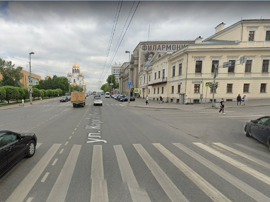 Водитель снес ограждения возле «Дома Метенкова» в Екатеринбурге