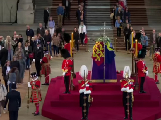 Более 700 британцам из очереди на прощание с Елизаветой II вызывали неотложку