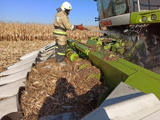 В Алтайском крае загорелся комбайн во время уборки урожая