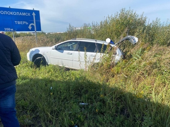 В Твери Chevrolet вылетела в кювет после столкновения с Audi, пострадал человек