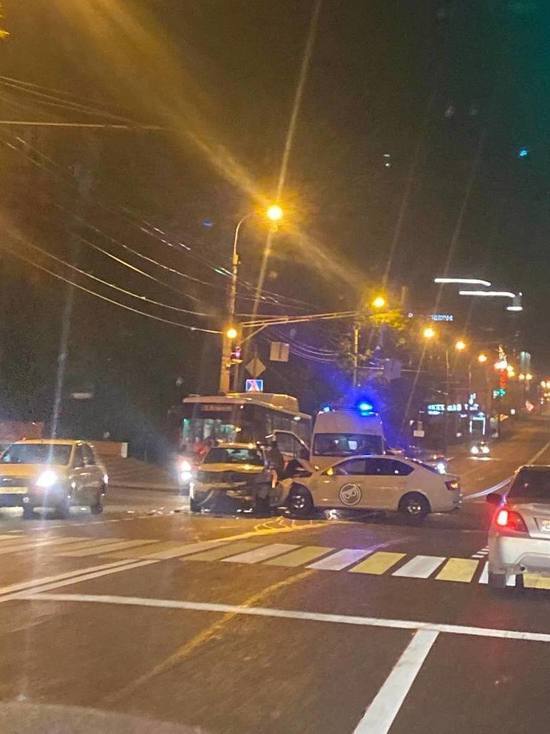 В центре Пензе в ночном ДТП пострадало два автомобиля