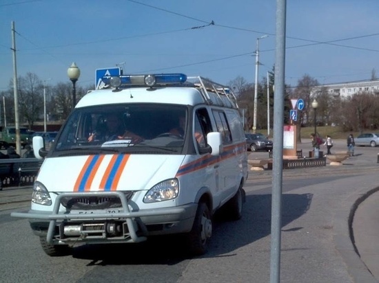 Сотрудники МЧС помогали ликвидировать последствия ДТП в Калининграде