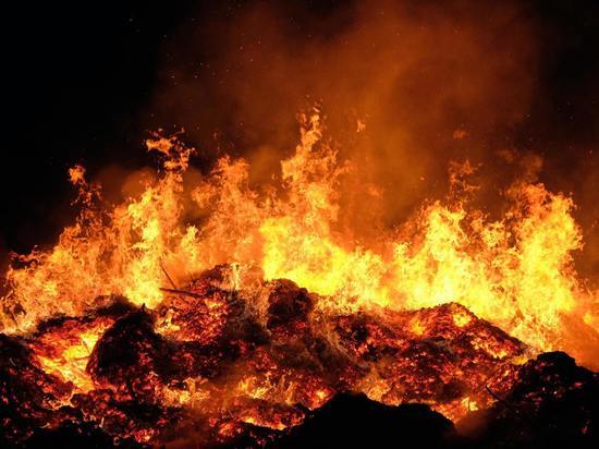Из-за беспечного обращения с огнём в Псковской области сгорели три постройки