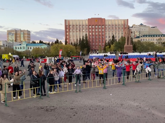Десятки читинцев станцевали бачату на площади Ленина