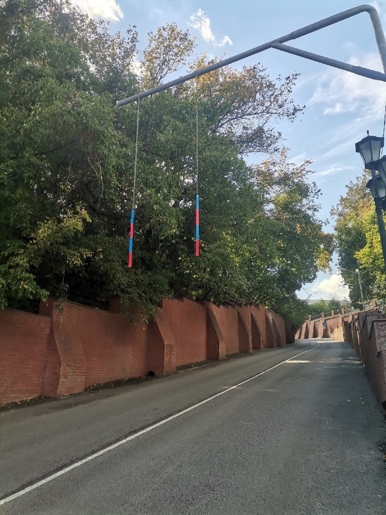 В Воронеже перед Каменным мостом повесили ограничители для вечно застревающих там большегрузов