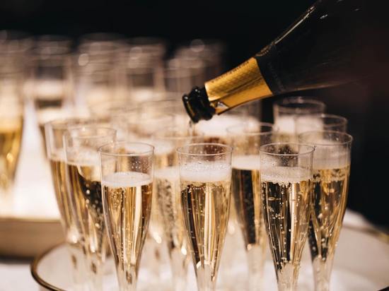 К Новому году россиянам предложат французское шампанское