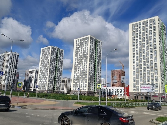 Легковушка на полной скорости влетела в опору столба в Екатеринбурге