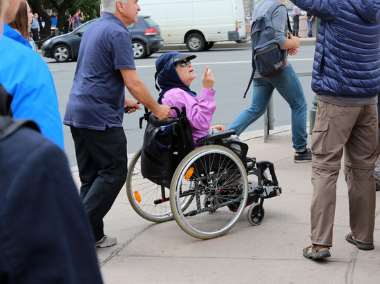В Мурманске иномарка возомнила себя инвалидной коляской и припарковалась прямо на пандусе