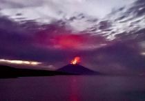 На Курилах проснулся начал извергаться самый высокий вулкан Алаид