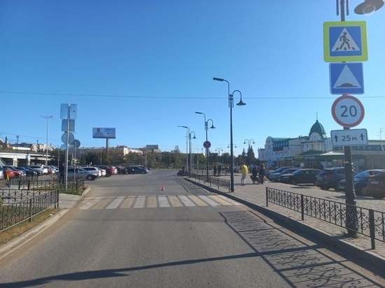 В Омске на пешеходном переходе иномарка сбила подростка на самокате