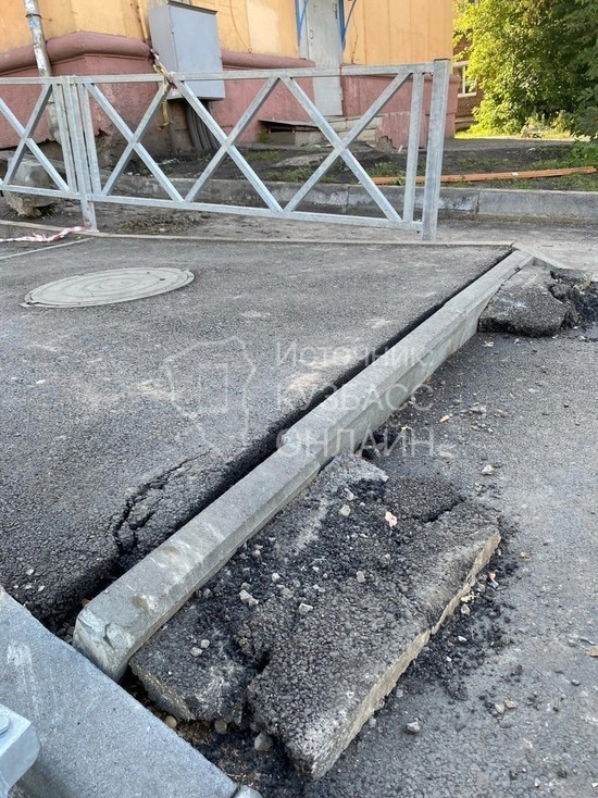 Обновленный тротуар в Новокузнецке был уничтожен экскаватором