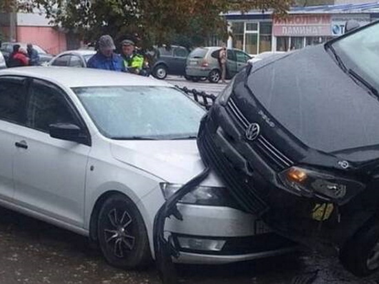 В брянском Новозыбкове автомобиль снес забор и налетел на другую машину