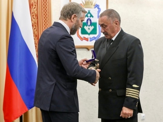 Высокую награду получил начальник инспекции по безопасности полётов Нарьян-Марского Авиаотряда.