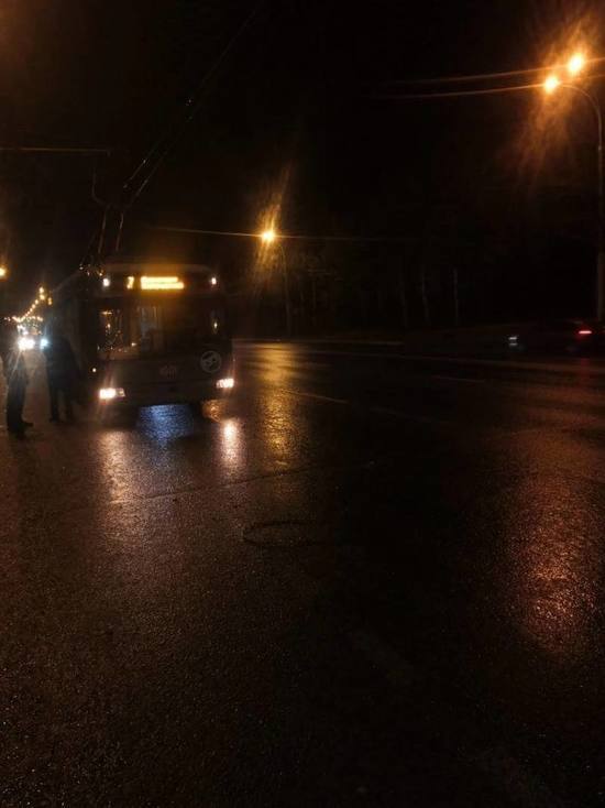 В Пензе из-за обрыва контактного провода троллейбуса пострадало два автомобиля