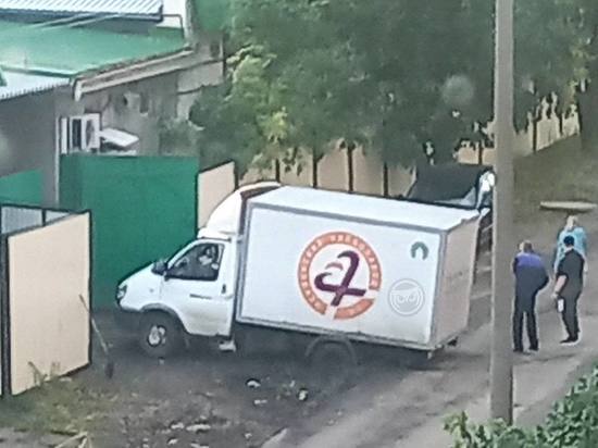 В Пензе грузовик ушел под землю