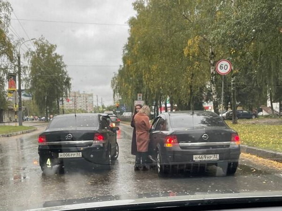 На улице Костычева в Брянске столкнулись два авто
