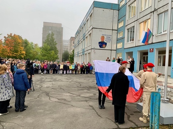 Изображение героя появилось на фасаде лицея № 1 в Петрозаводске