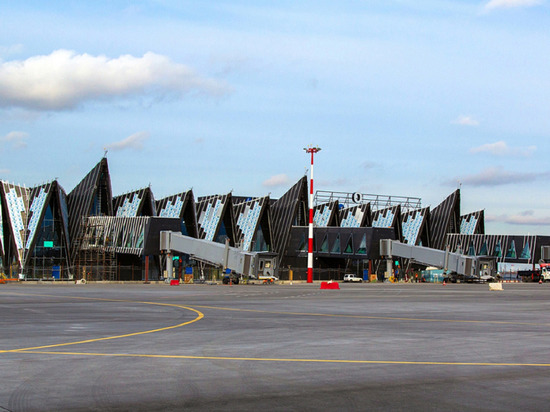У строящегося терминала аэропорта Нового Уренгоя установили телетрапы