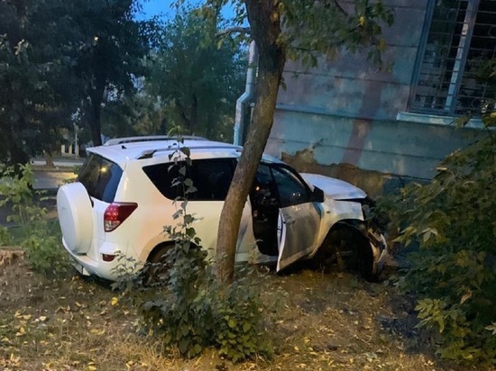 Водитель Toyota RAV 4 уходил от погони и врезался в дом в Екатеринбурге