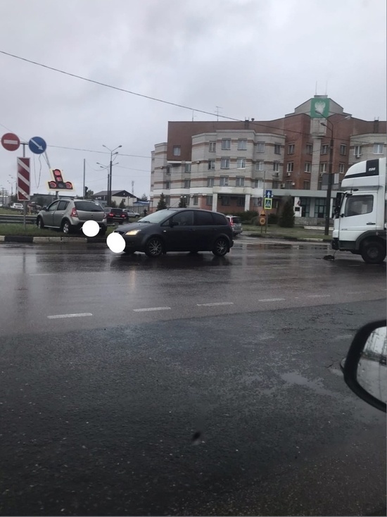 На Октябрьском проспекте в Твери Renault снёс светофор