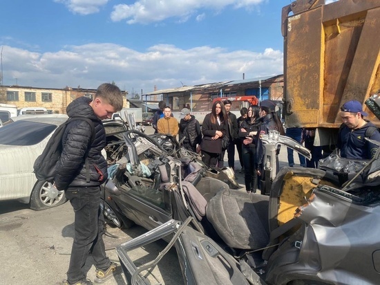 В Кызыле  студентам показали  искореженные в ДТП автомашины