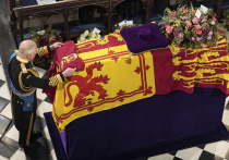 Королева Великобритании Елизавета II похоронена в часовне Святого Георгия в Виндзорском замке под Лондоном после непродолжительной панихиды