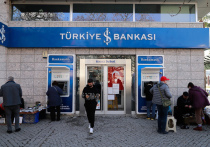 Банкоматы крупнейшего турецкого частного банка Is bankasi в понедельник перестали выдавать турецкие лиры через карты российской платежной системы "Мир"