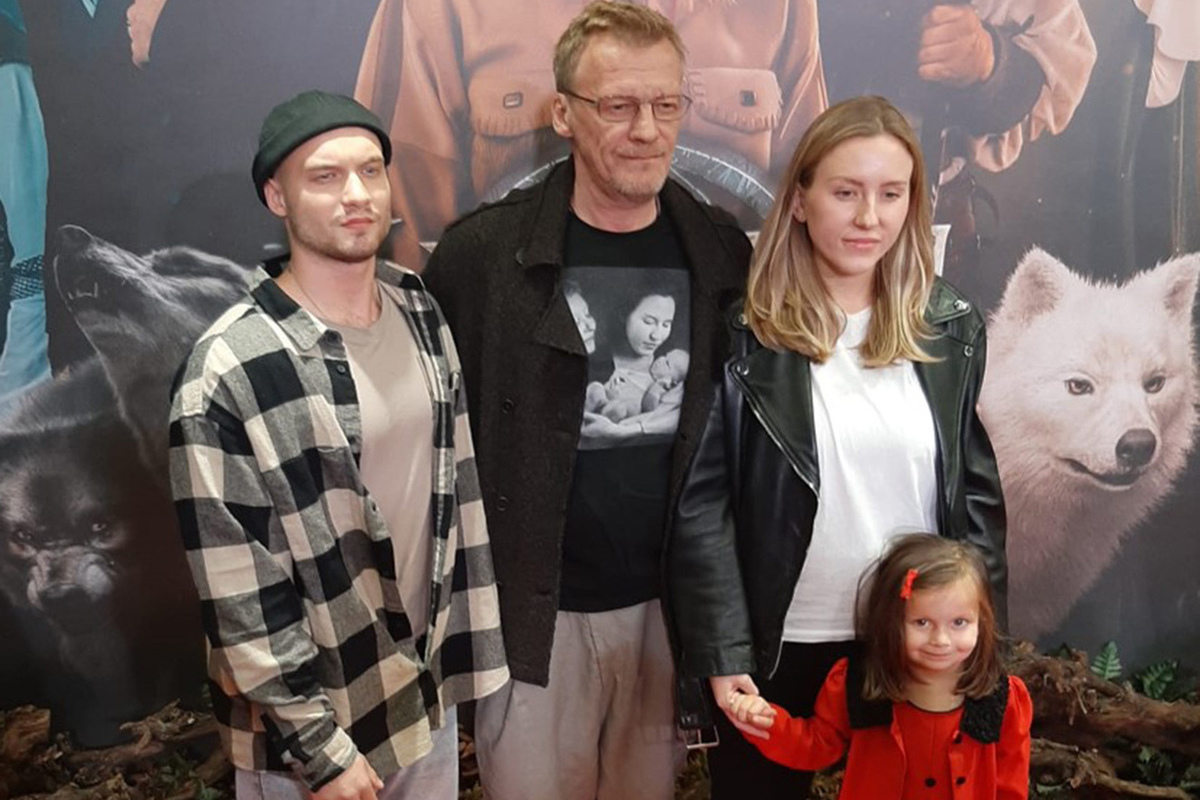 Канадская семья переехала. Серебряков актер. Серебряков с семьей 2022. Серебряков дети сейчас.