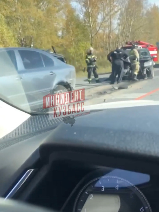 Два автомобиля превратились в груду металла в результате аварии на кузбасской трассе