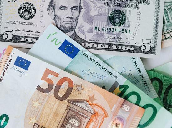 Аналитик Сыроваткин: счета в долларах и евро могут оказаться замороженными