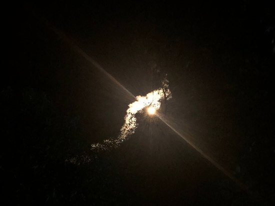 Жители Донецка наблюдали ночью непонятный светящийся объект: ФОТО
