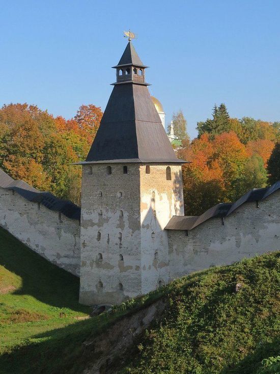 Кованую решетку с подъемным механизмом воссоздадут в башне Псково-Печерского монастыря