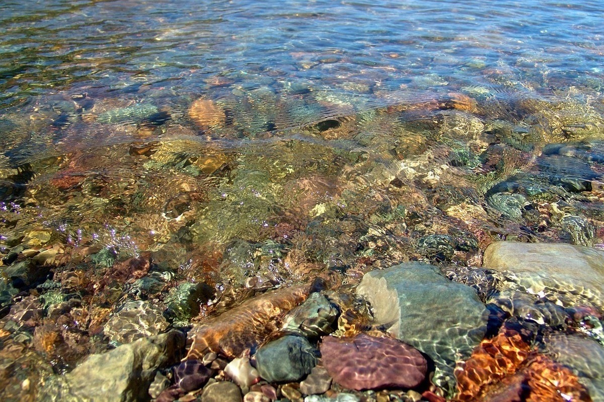 Потратили озер. Коралловый берег Байкал. Октябрь озеро. Разноцветные камни на берегу моря. Каракольские озера.