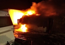 Спасатели в ночь с 19 на 20 сентября ликвидировали пожар в Лодейном. В поселке горел кунг с канистрами, внутри которых находилась легковоспламеняющаяся жидкость.