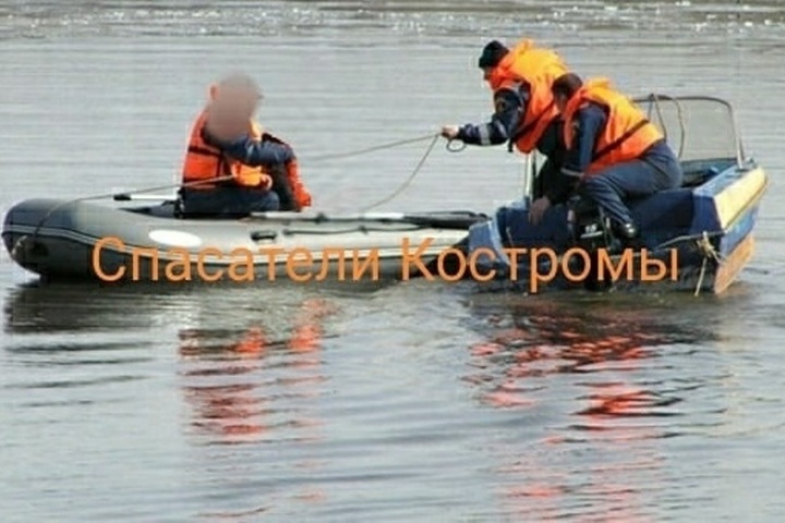 Костромской шторм: спасателям пришлось вызволять рыбака с Заячьего острова