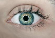 Цвет радужки глаза может изменяться с течением времени из-за обеднения пигментации. Более того, радужка может просто выцвести, рассказал офтальмолог Вячеслав Куренков.