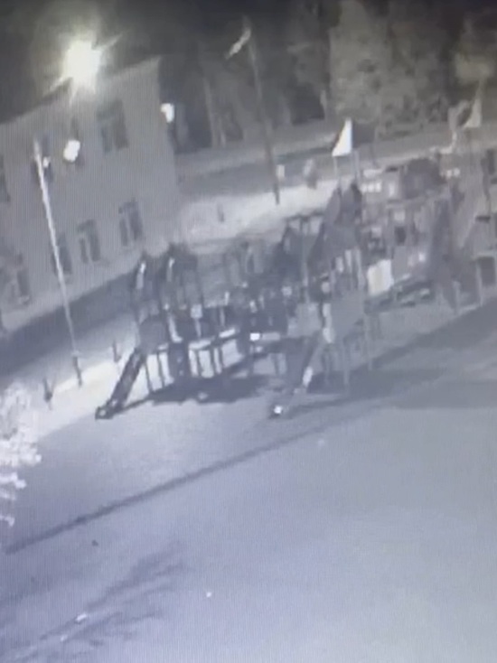 Разгромившие площадь в кузбасском городе хулиганы попали на камеру видеонаблюдения