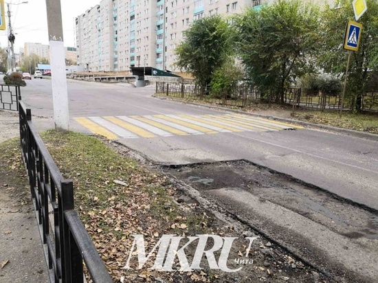 Автомобилисты пожаловались на опасную яму на перекрестке в Чите